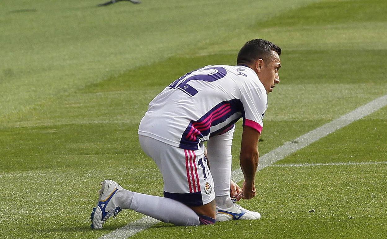 Orellana se ata la bota en uno de los partidos disputados en Zorrilla. 