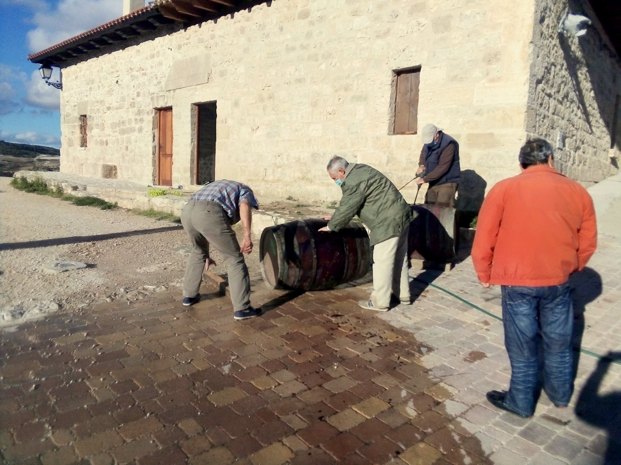 Varios miembros de la Asociación durante la vendimia