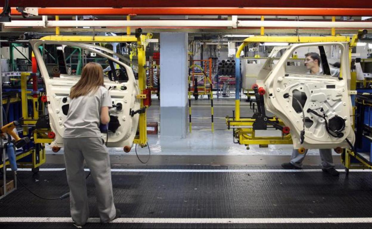 Trabajadores montan las puertas de un Captur en la factoría de Montaje-Carrocerías de Valladolid.