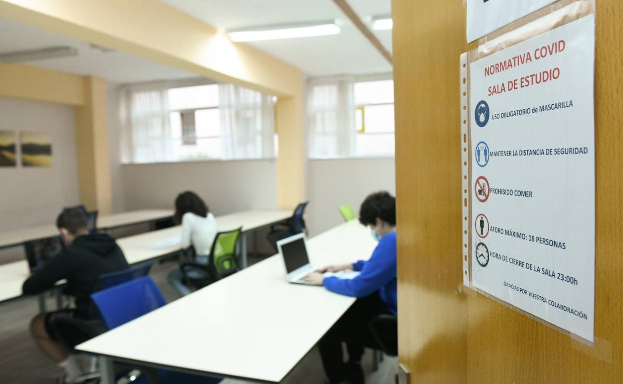 Varios internos de la Residencia Universitaria Conde Ansúrez utilizan la sala de estudio. 