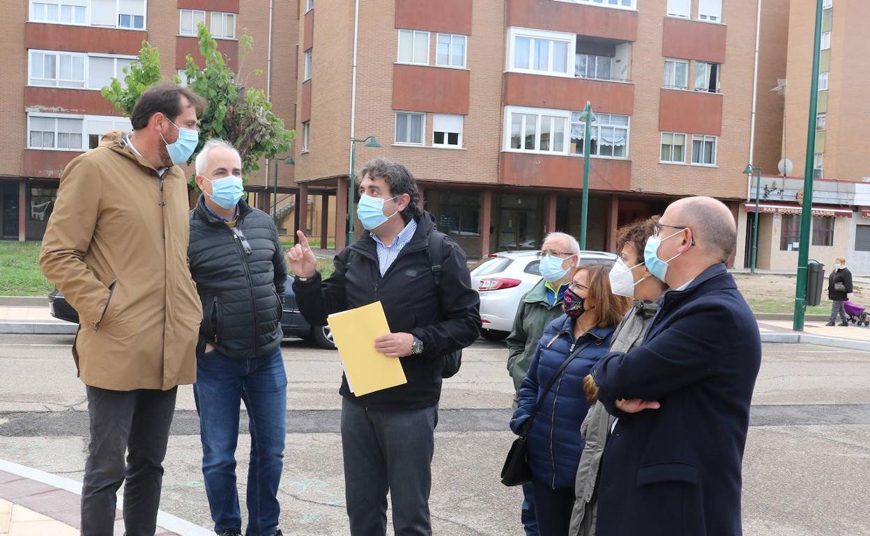 El alcalde, durante su visita al barrio de Arturo Eyries.