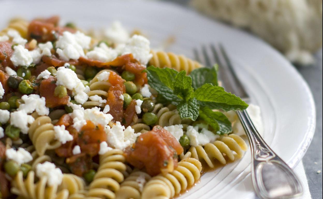 Fusili con queso feta, guisantes, tomate y menta. 