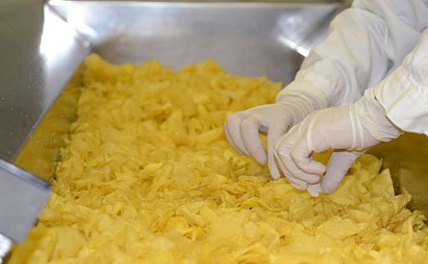 Preparación de patatas fritas ecológicas en la empresa Aperitivos Añavieja, la primera de España en elaborar este tipo de producto. 