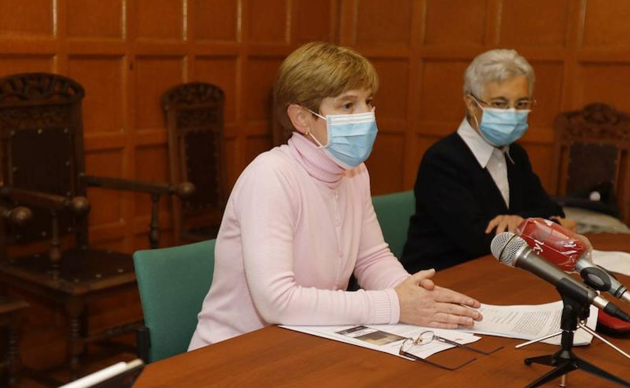 Gloria Alonso, directora de Cáritas Diocesana, interviene en la rueda de prensa. 