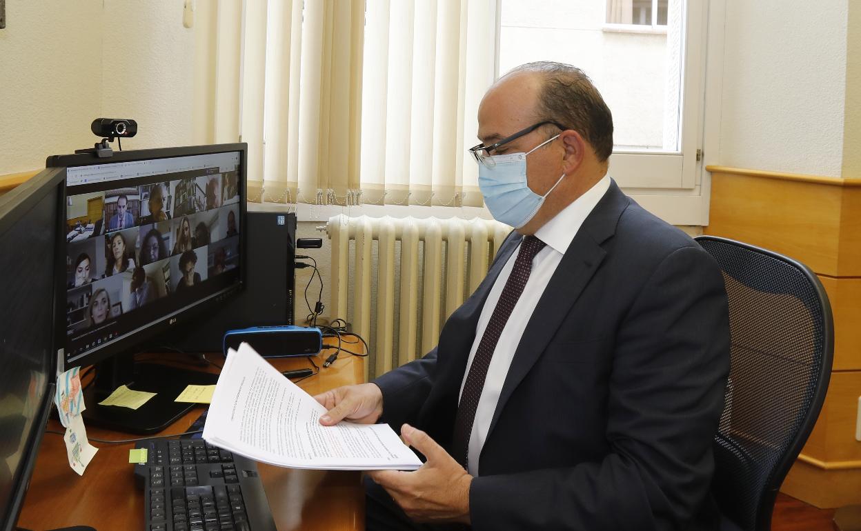 El concejal de Hacienda, Luis Miguel Cárcel, del PP, se dispone a intervenir en el pleno telemático.