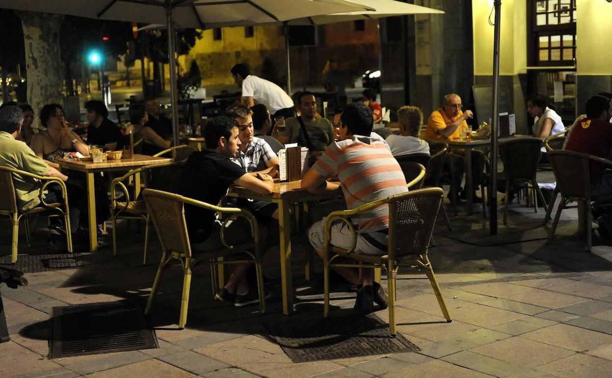 Terraza llena durante las primeras horas de la noche en Valladolid. 