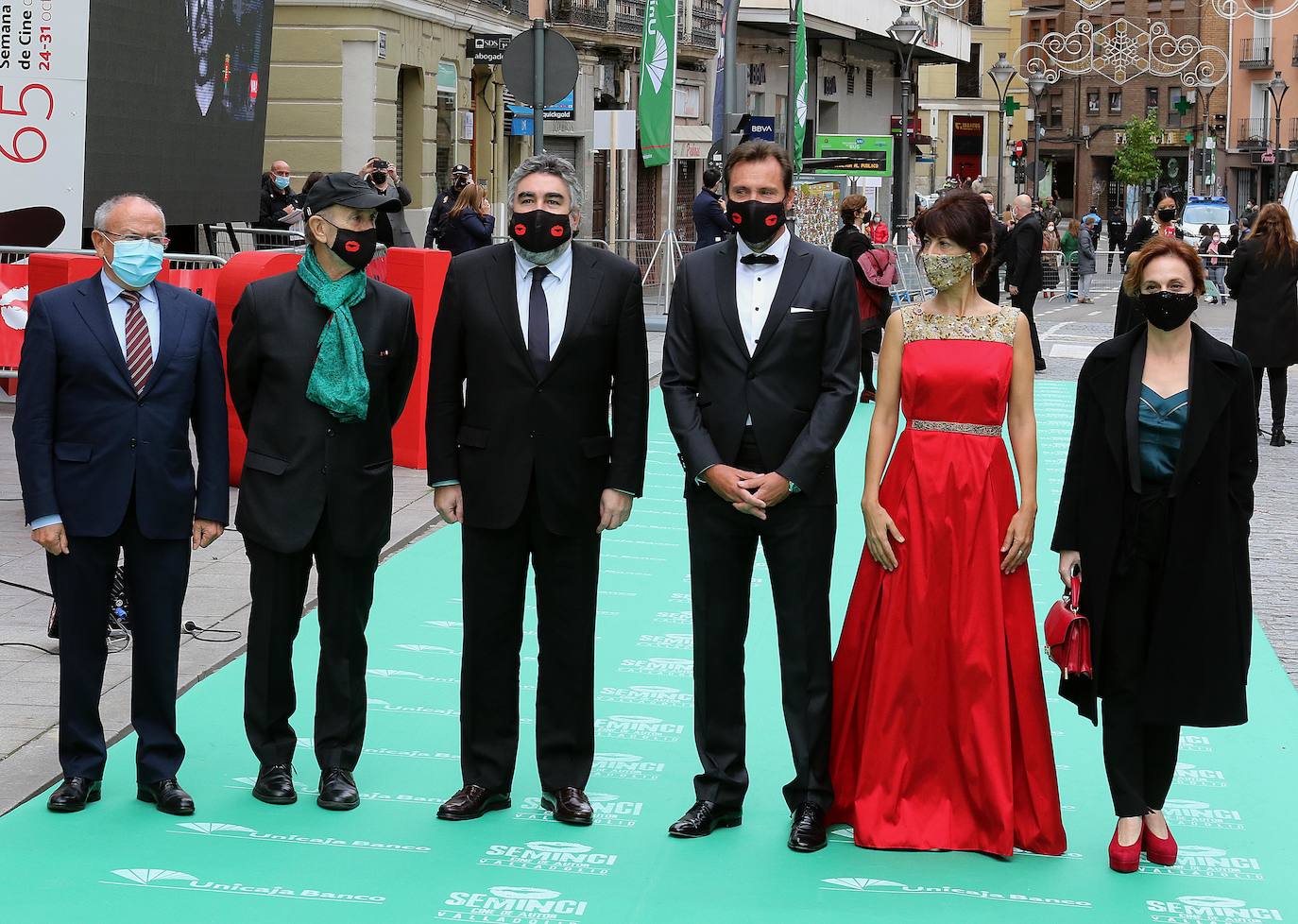 Las autoridades asistentes: El subdelegado del Gobierno, Emilio Álvarez; el director de la Seminci, Javier Angulo; el ministro de Cultura, José Manuel Rodríguez Uribes; el alcalde de Valladolid, Óscar Puente; la concejala de Cultura, Ana Redondo, y la directora de la Filmoteca Nacional, Beatriz Navas.