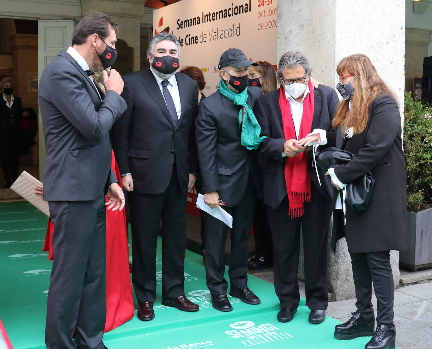 Las autoridades presentes en la alfombra verde.