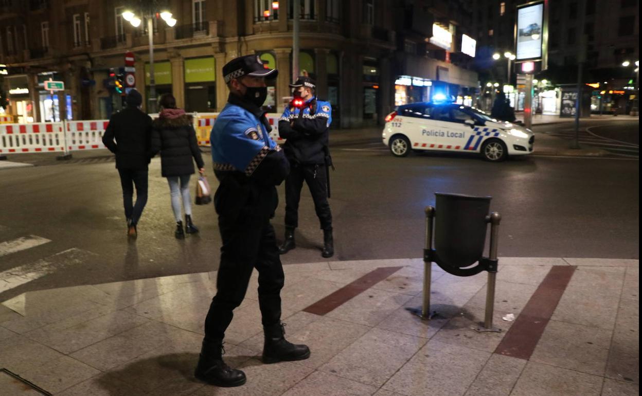 Patrullas de la policía ocupan las calles en el toque de queda.