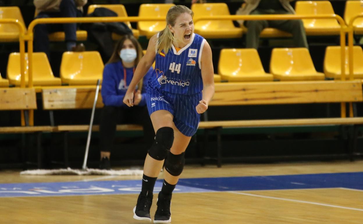 Karlie Samuelson celebra una canasta ante el Estudiantes. 