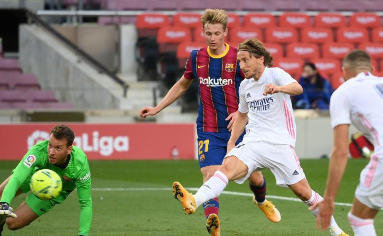 Modric marca el tercer gol del Real Madrid en el Camp Nou. 