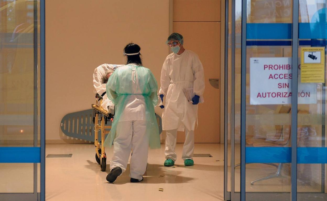 Un médico recibe a un paciente a su llegada a las urgencias respiratorias, zona covid-19, del Hospital Río Hortega de Valladolid. 