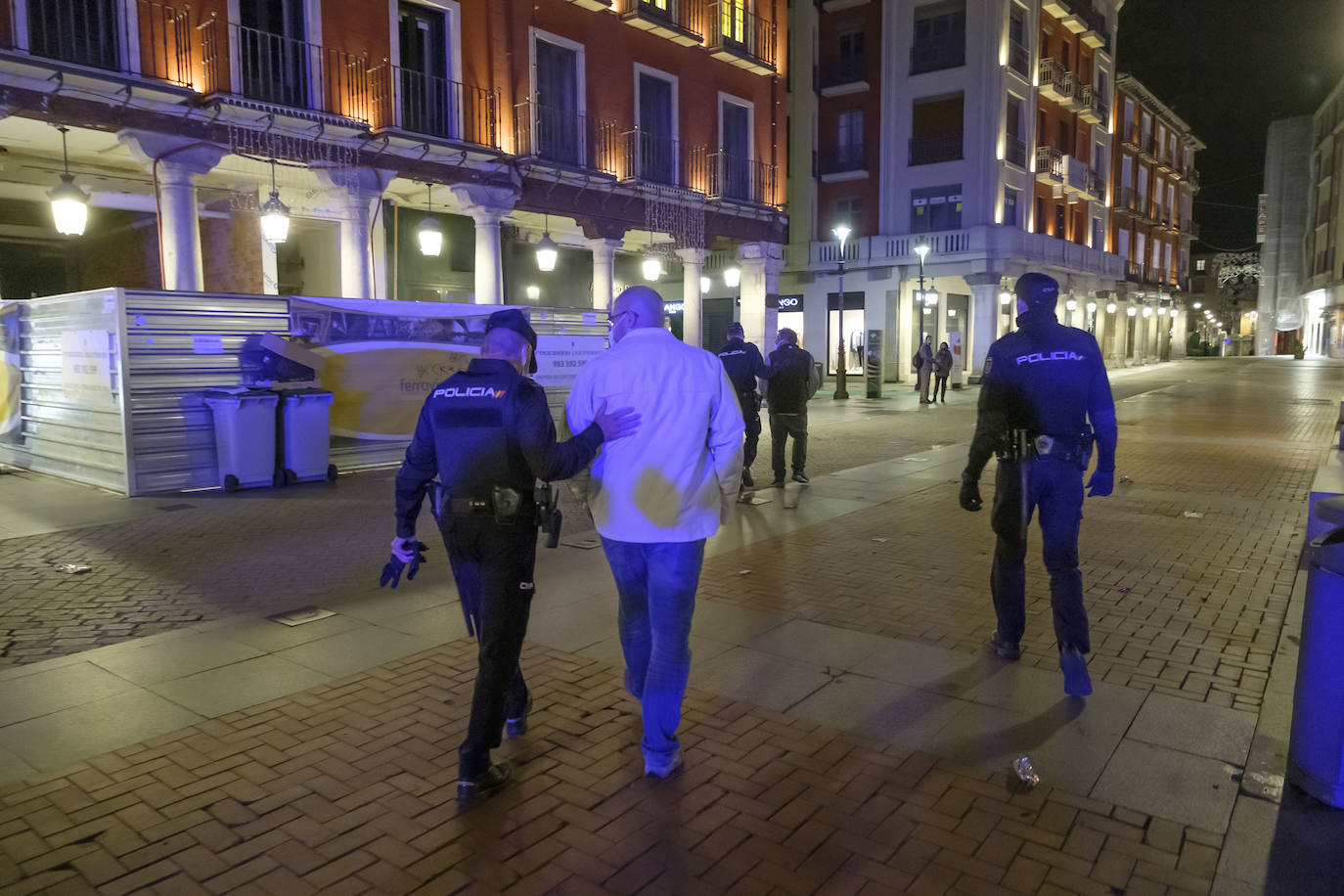 Fotos: Una veintena de denunciados en Valladolid por protestar después de las 22:00 contra el toque de queda