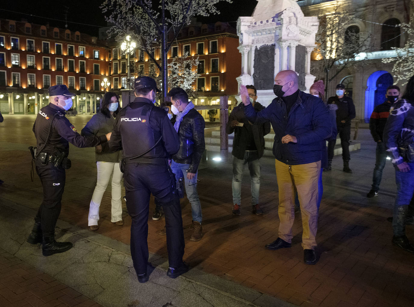 Fotos: Una veintena de denunciados en Valladolid por protestar después de las 22:00 contra el toque de queda