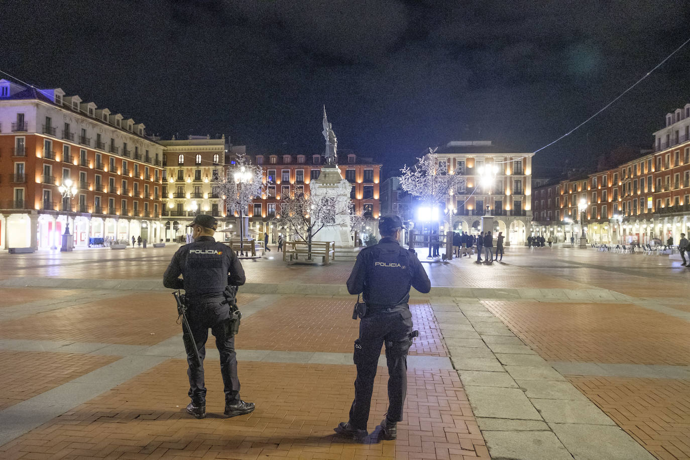 Fotos: Una veintena de denunciados en Valladolid por protestar después de las 22:00 contra el toque de queda