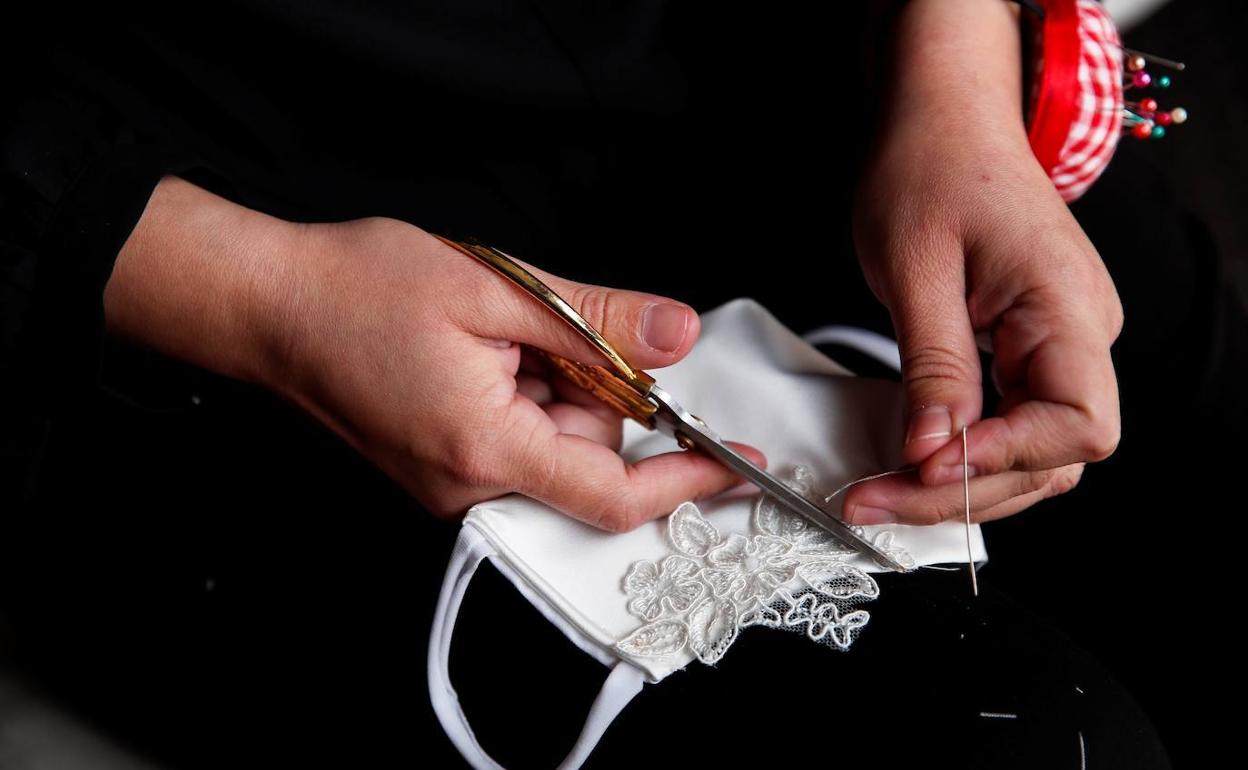 Elaboración artesanal de una mascarilla. 