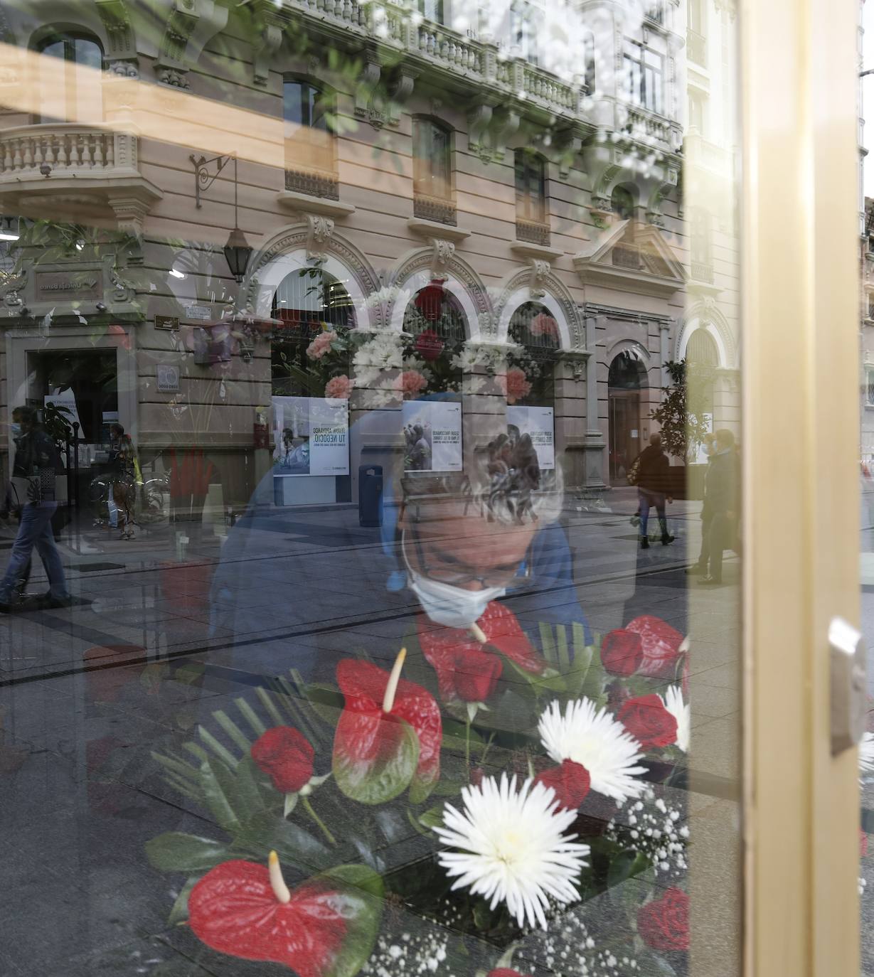 Del Barco prepara el género de la floristería Vivaldi.