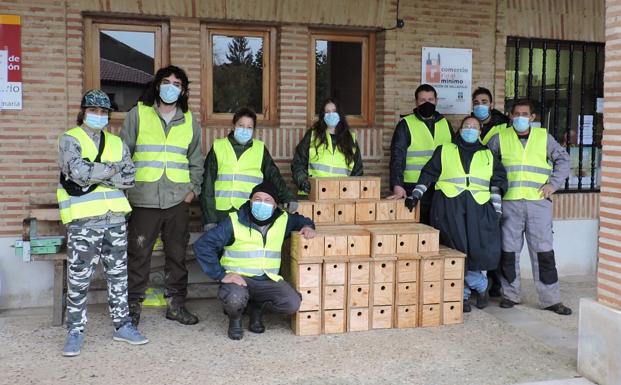 Los voluntarios posan junto a los nidos. 