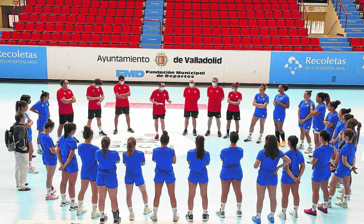 Peñas se dirige a la plantilla del Aula el día que volvían a los entrenamientos. 