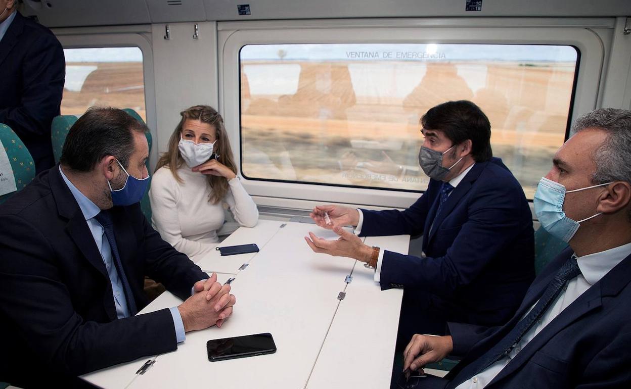 El ministro de Transportes, Movilidad y Agenda Urbana, José Luis Ábalos (2i), junto a la ministra de Trabajo y Economía Social, Yolanda Díaz, y el consejero de Fomento y Medio Ambiente de la Junta de Castilla y León, Juan Carlos Suárez-Quiñones (2d), inauguran el recorrido inaugural de tramo Zamora-Pedralba de la Pradería, perteneciente a la Línea de Alta Velociad (LAV) Madrid-Galicia. 