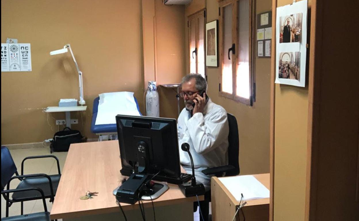 Juan Manuel Garrote atiende una llamada en el centro de Coca.