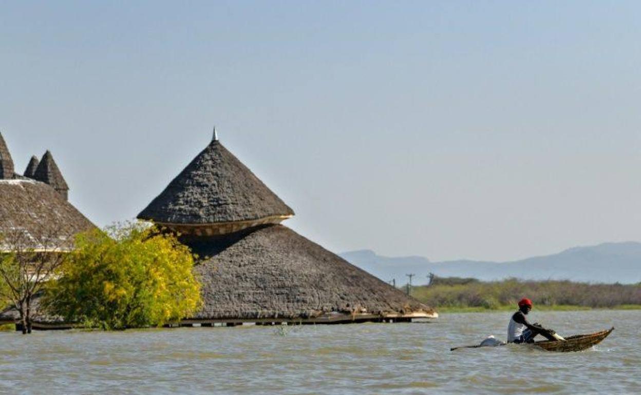 Un pescador navega junto a uno de los poblados engullidos por el lago Baringo, en Kenia.