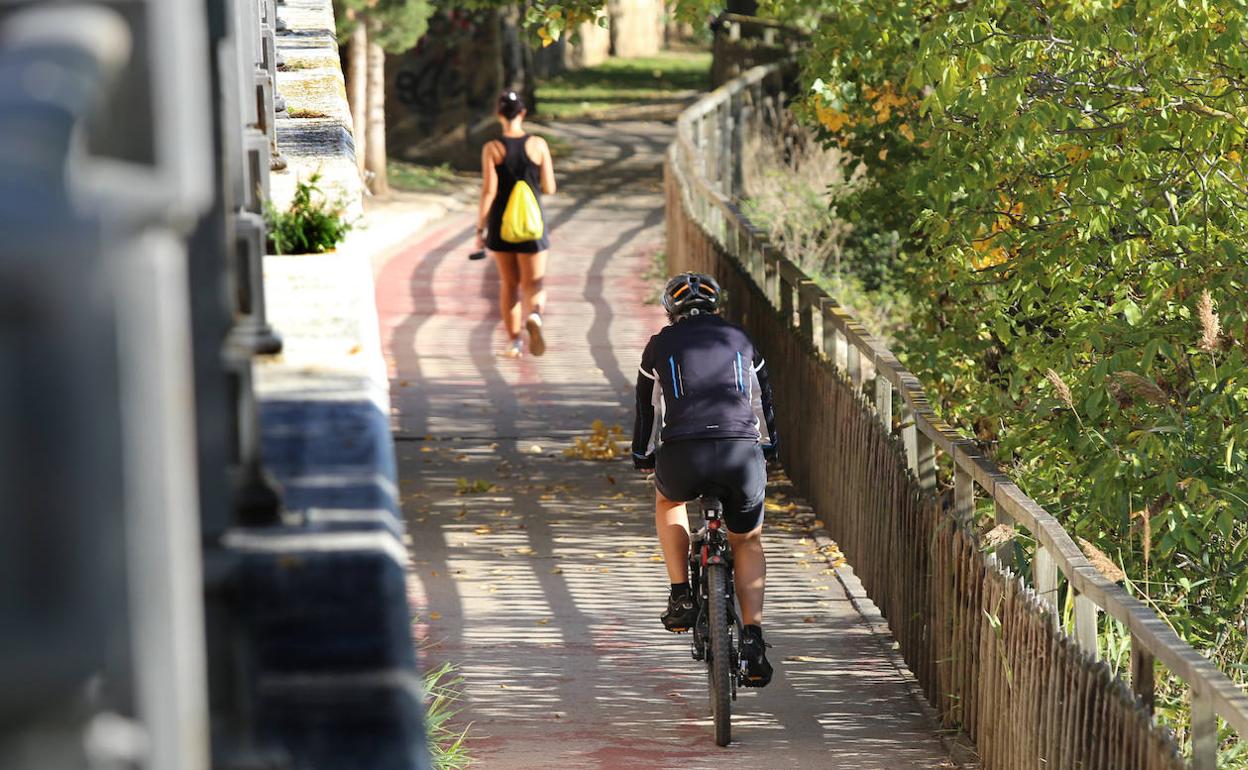 Carril compartido por ciclistas y peatones que se va a duplicar. 