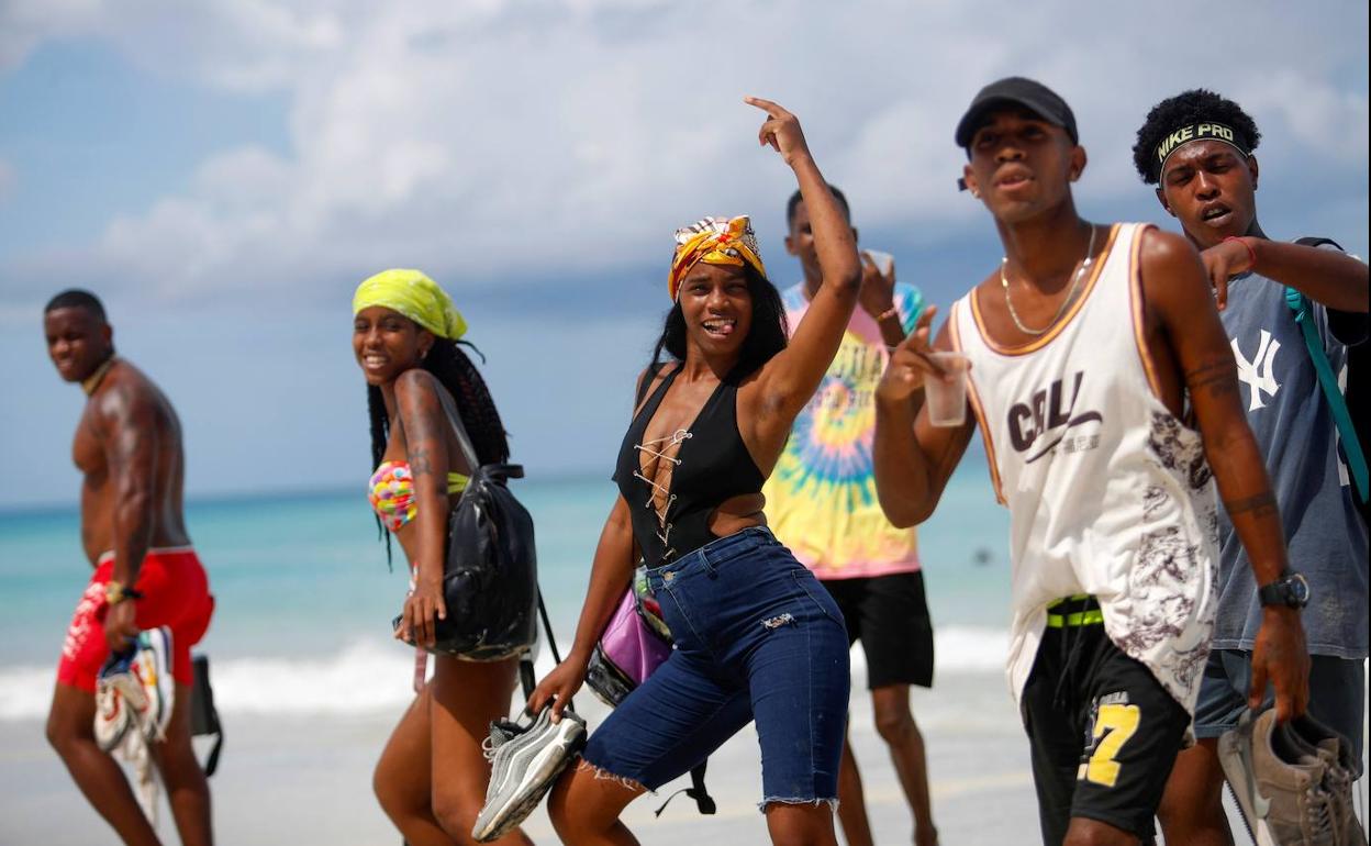 Un grupo de jóvenes pasea por una playa de La Habana (Cuba). 