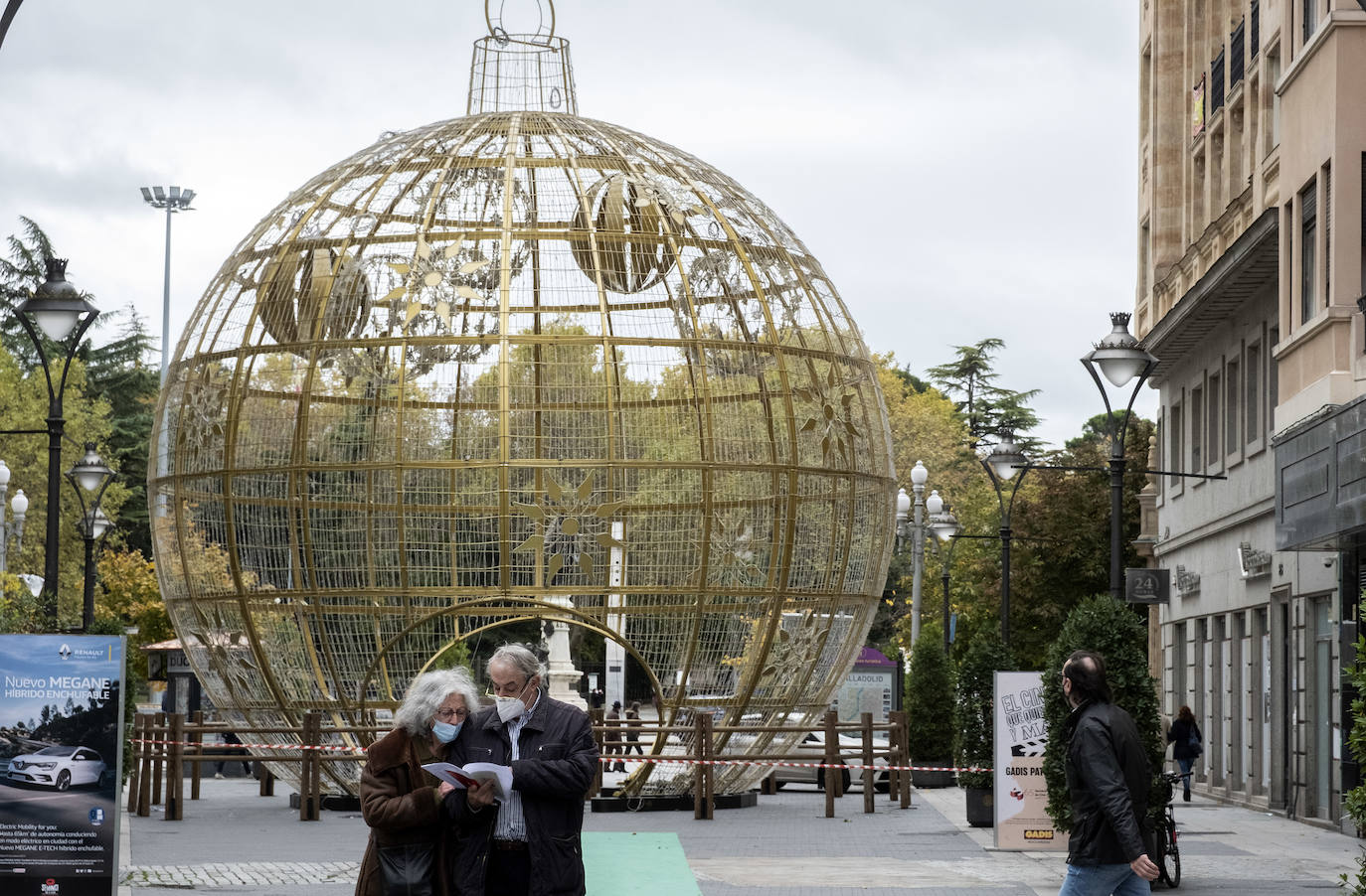 Fotos: Montaje de la bola navideña en la calle Santiago de Valladolid