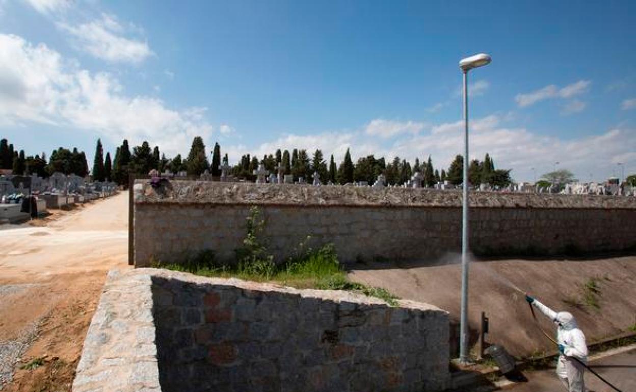 Operarios municipales realizan tareas de baldeo y desinfección junto al cementerio y las instalaciones del crematorio de Ávila durante la crisis del coronaviurs. 