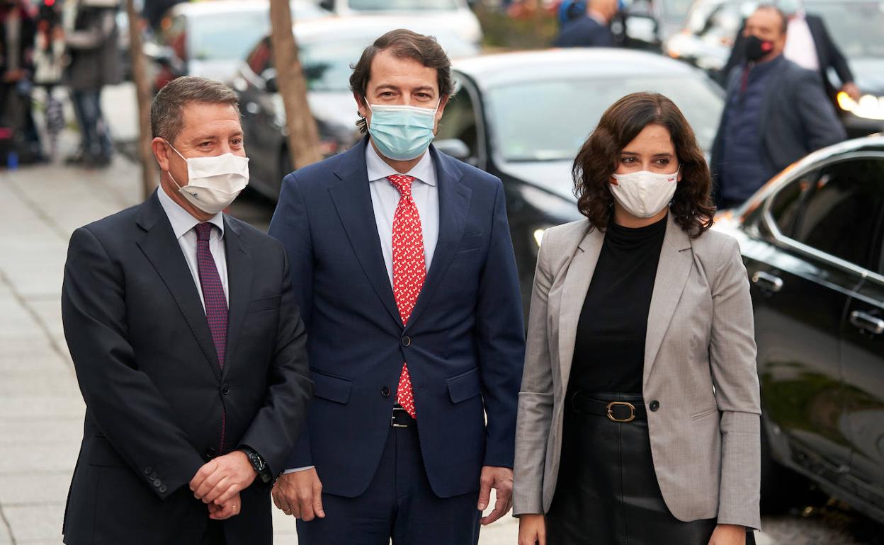El presidente de la Junta de Castilla y León, Alfonso Fernández Mañueco, entre su homólogo de Castilla La Mancha, Emiliano García-Page; y la presidenta de Madrid, Isabel Díaz Ayuso. 
