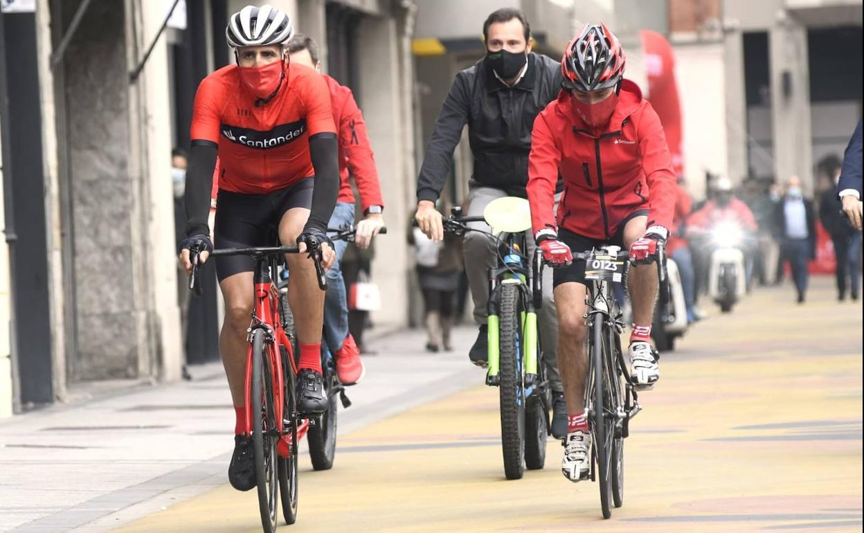 El alcalde, Óscar Puente, junto a Miguel Indurain y Martín Fitz durante la competición de hoy.