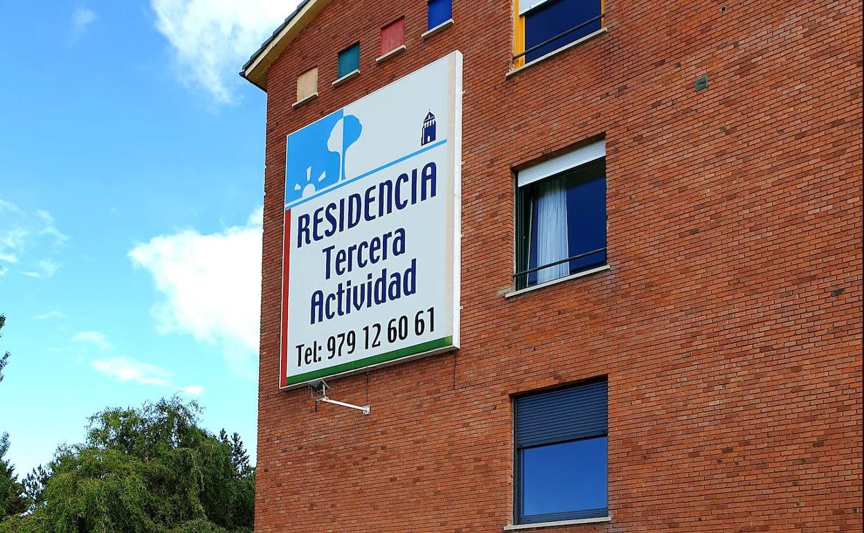 Fachada del centro de mayores aguilarense. 