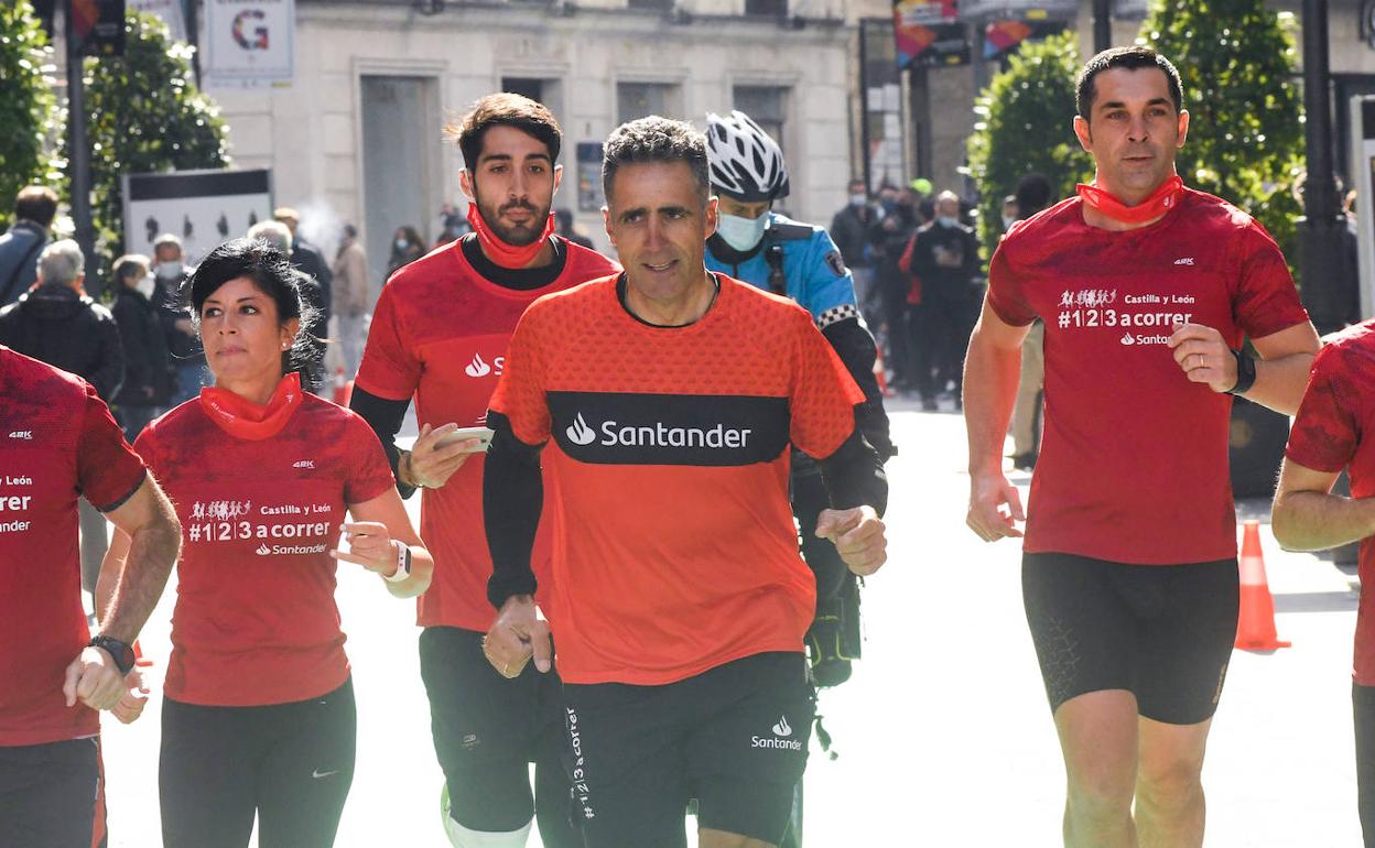 Indurain, escoltado por varios corredores del equipo 123acorrer, se emplea a fondo en la calle Santiago. 