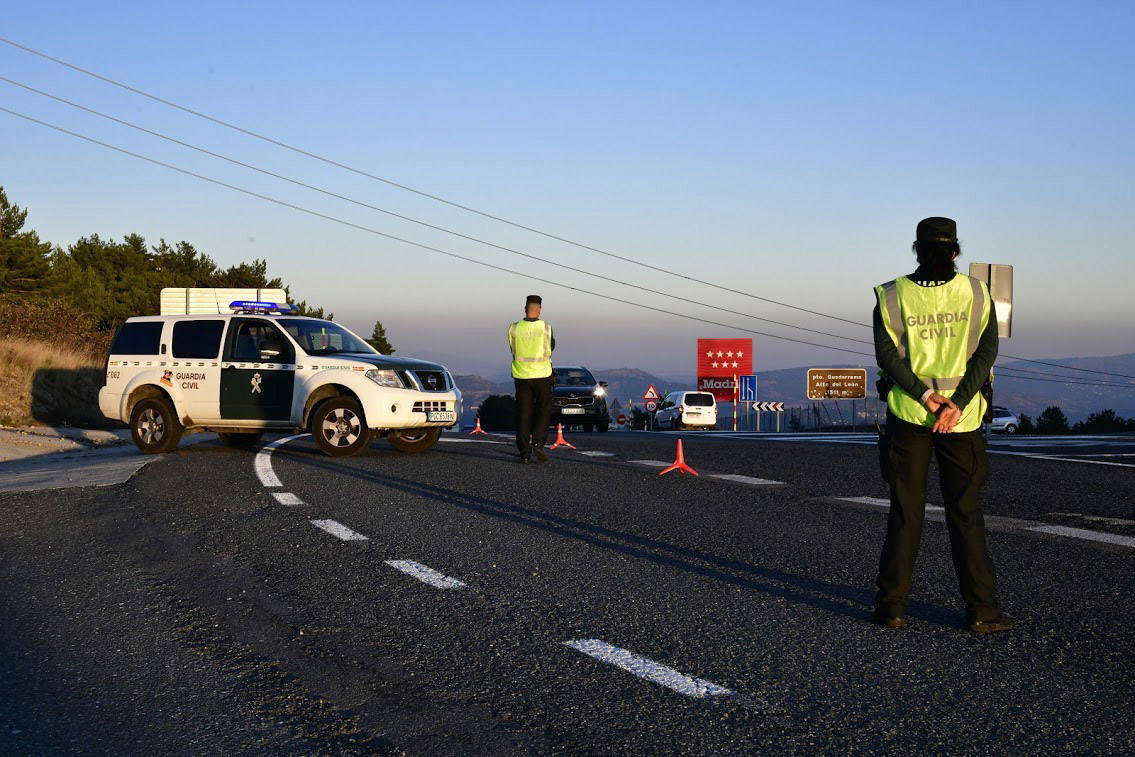 Fotos: Intensidad circulatoria para entrar en Castilla y León por la AP-6 desde Madrid