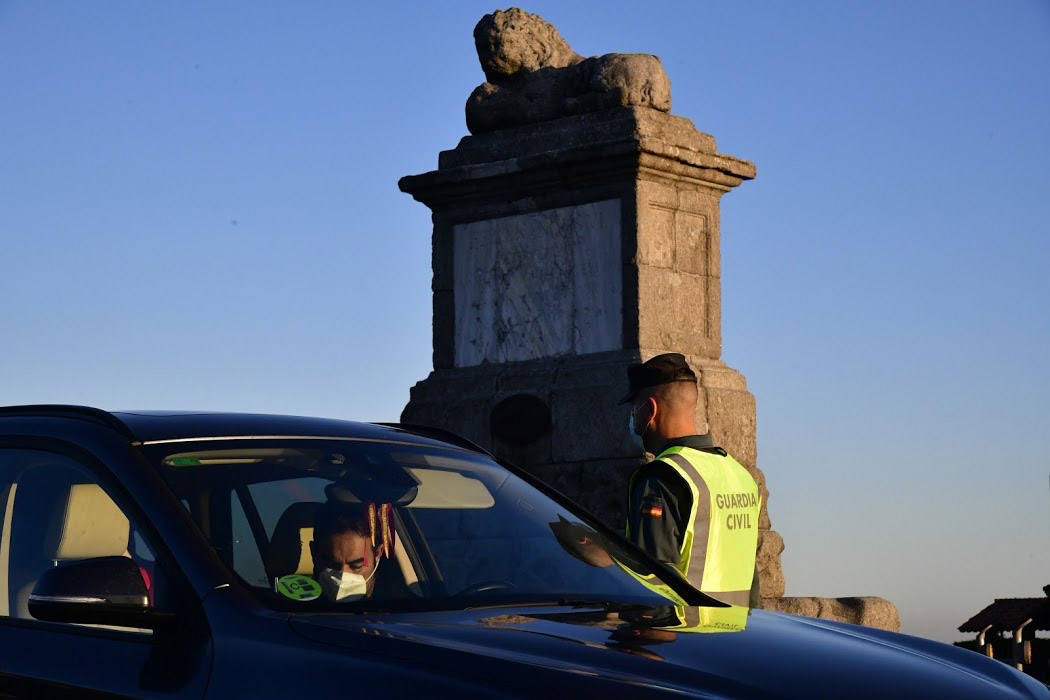 Fotos: Intensidad circulatoria para entrar en Castilla y León por la AP-6 desde Madrid