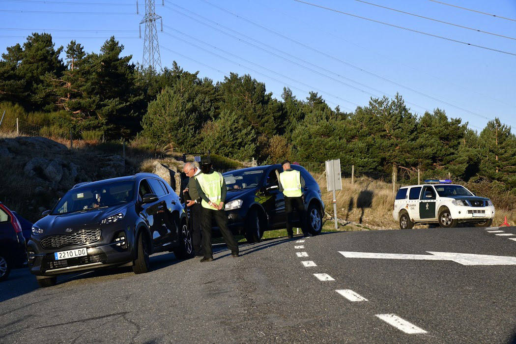 Fotos: Intensidad circulatoria para entrar en Castilla y León por la AP-6 desde Madrid