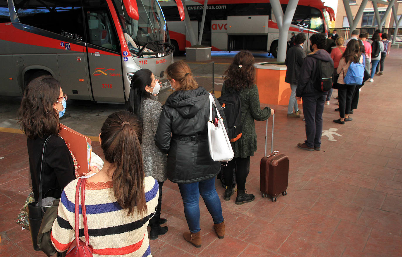 Fotos: Intensidad circulatoria para entrar en Castilla y León por la AP-6 desde Madrid