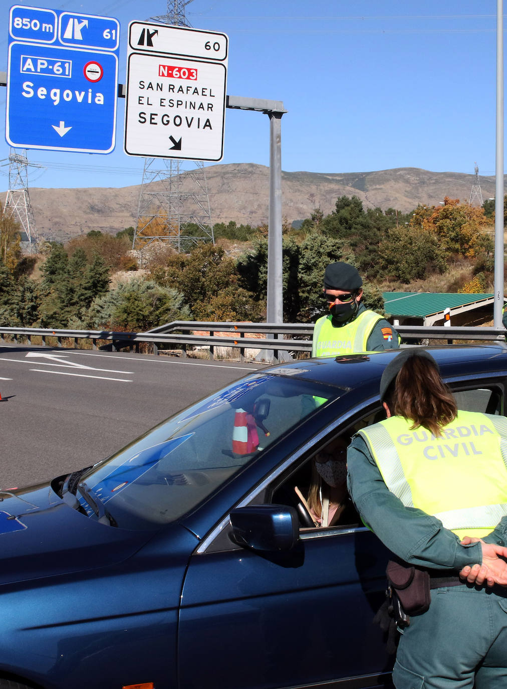 Fotos: Intensidad circulatoria para entrar en Castilla y León por la AP-6 desde Madrid