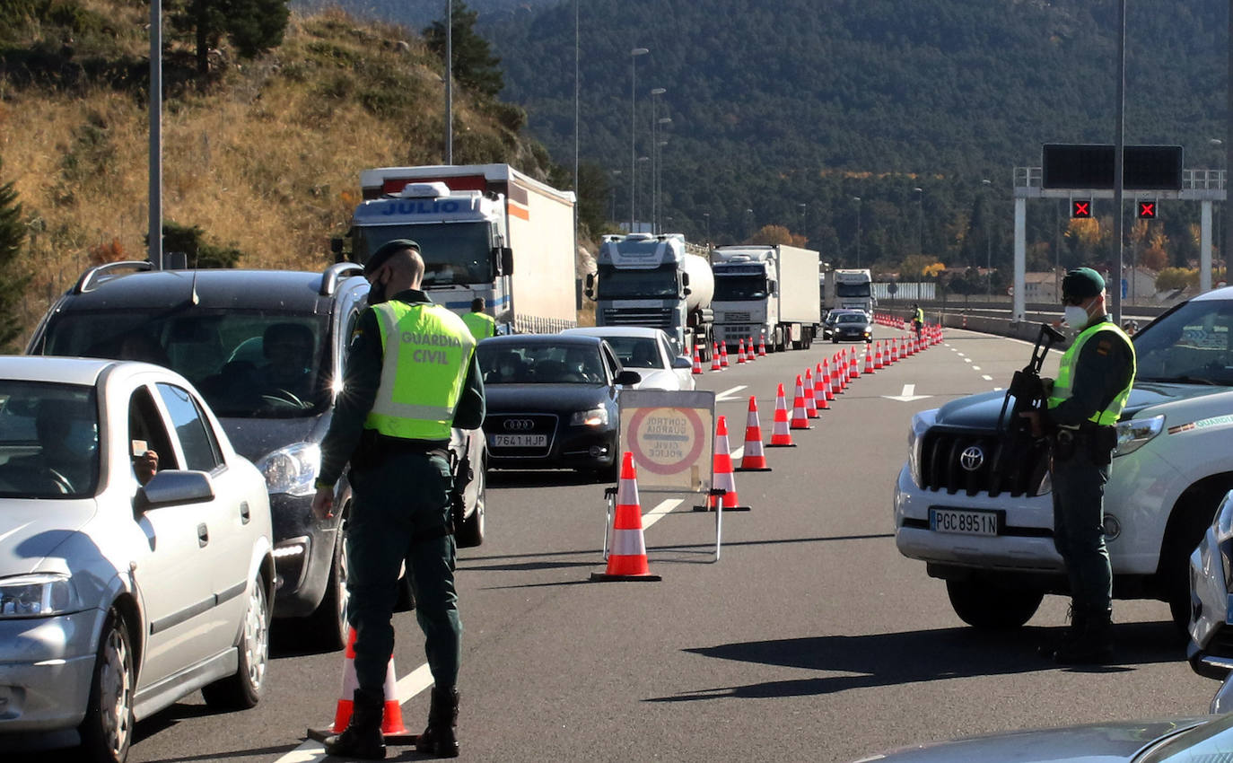 Fotos: Intensidad circulatoria para entrar en Castilla y León por la AP-6 desde Madrid