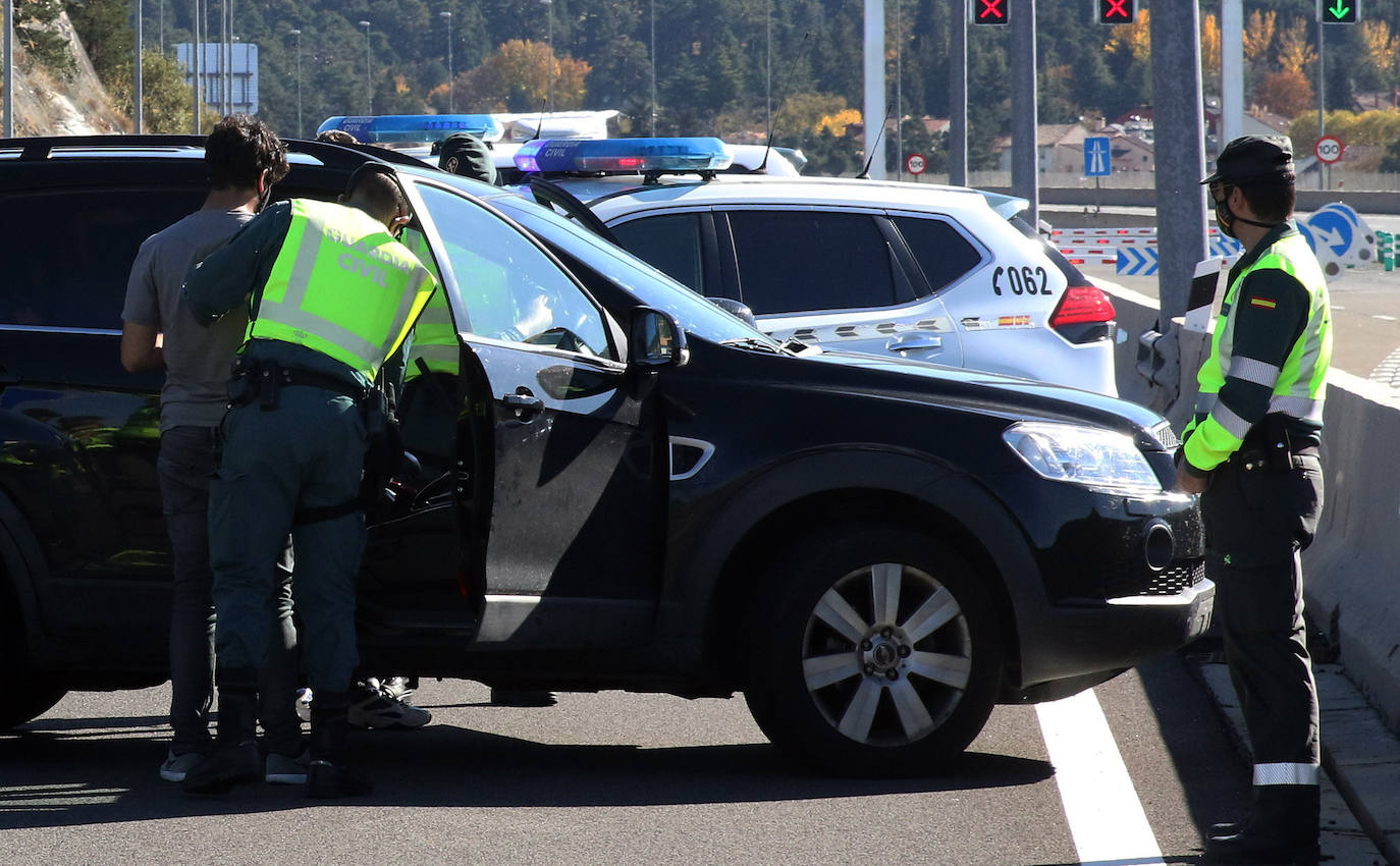 Fotos: Intensidad circulatoria para entrar en Castilla y León por la AP-6 desde Madrid