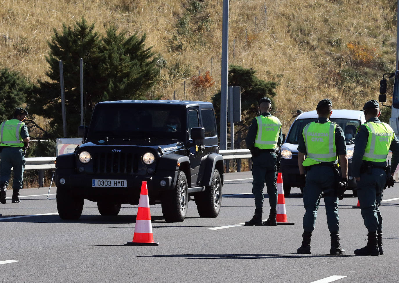 Fotos: Intensidad circulatoria para entrar en Castilla y León por la AP-6 desde Madrid