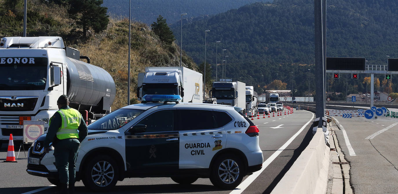 Fotos: Intensidad circulatoria para entrar en Castilla y León por la AP-6 desde Madrid