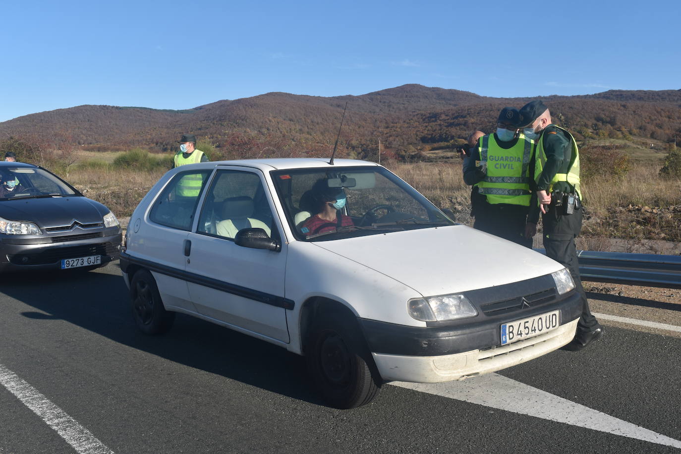 La Guardia Civil controla la salida de Palencia hacia Cantabria en la tarde de este viernes. 