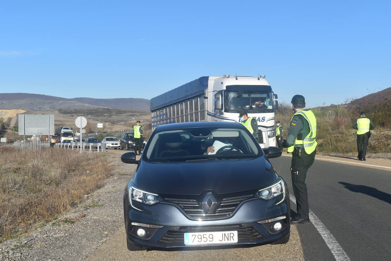 La Guardia Civil controla la salida de Palencia hacia Cantabria en la tarde de este viernes. 