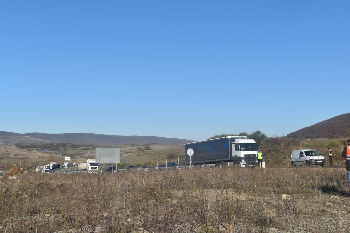 La Guardia Civil controla la salida de Palencia hacia Cantabria en la tarde de este viernes. 