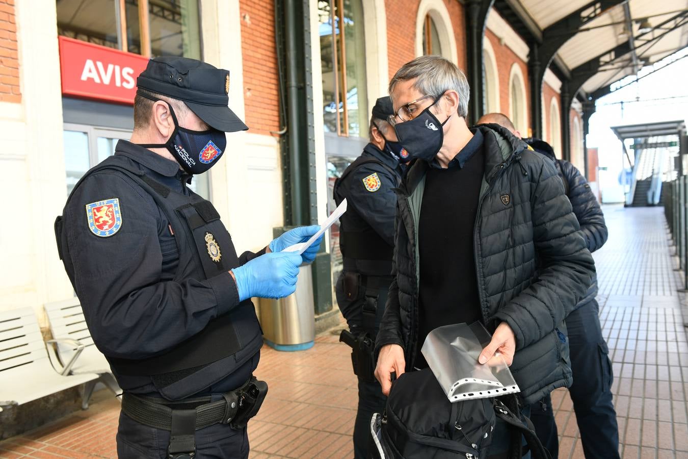 Fotos: Control de la Policía Nacional en la estación de trenes de Valladolid para evitar la movilidad en el puente