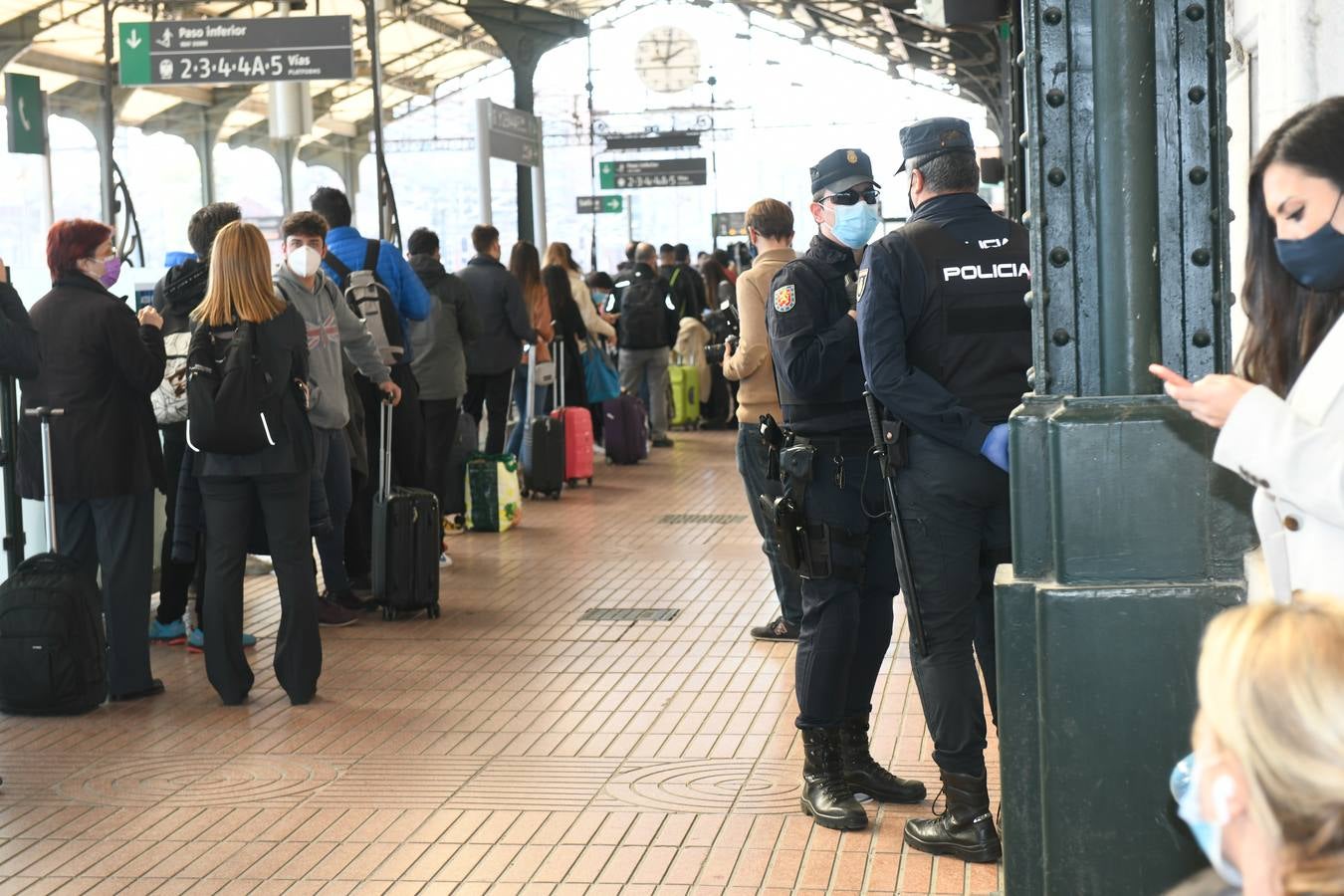 Fotos: Control de la Policía Nacional en la estación de trenes de Valladolid para evitar la movilidad en el puente