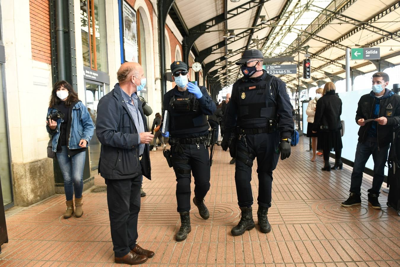 Fotos: Control de la Policía Nacional en la estación de trenes de Valladolid para evitar la movilidad en el puente