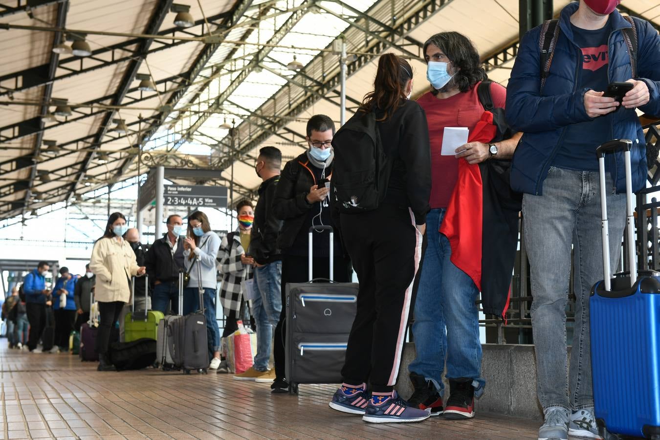 Fotos: Control de la Policía Nacional en la estación de trenes de Valladolid para evitar la movilidad en el puente